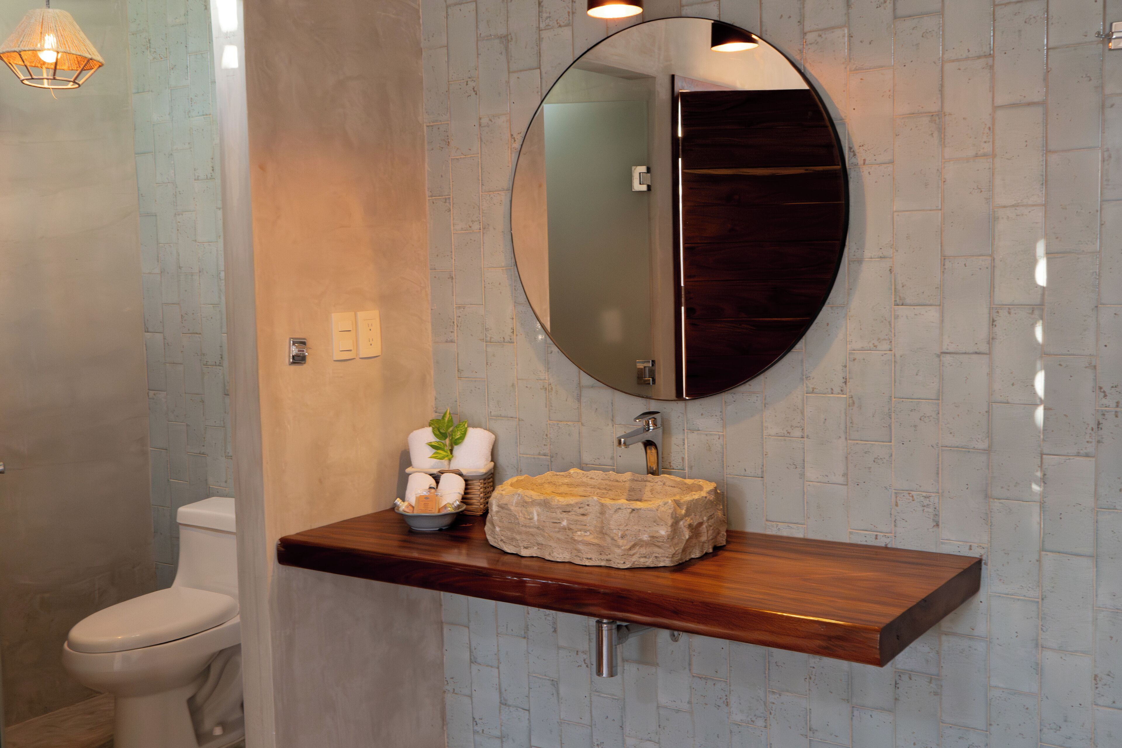 premium room, 1 king bed | bathroom | combined shower/bathtub, rainfall showerhead, free toiletries