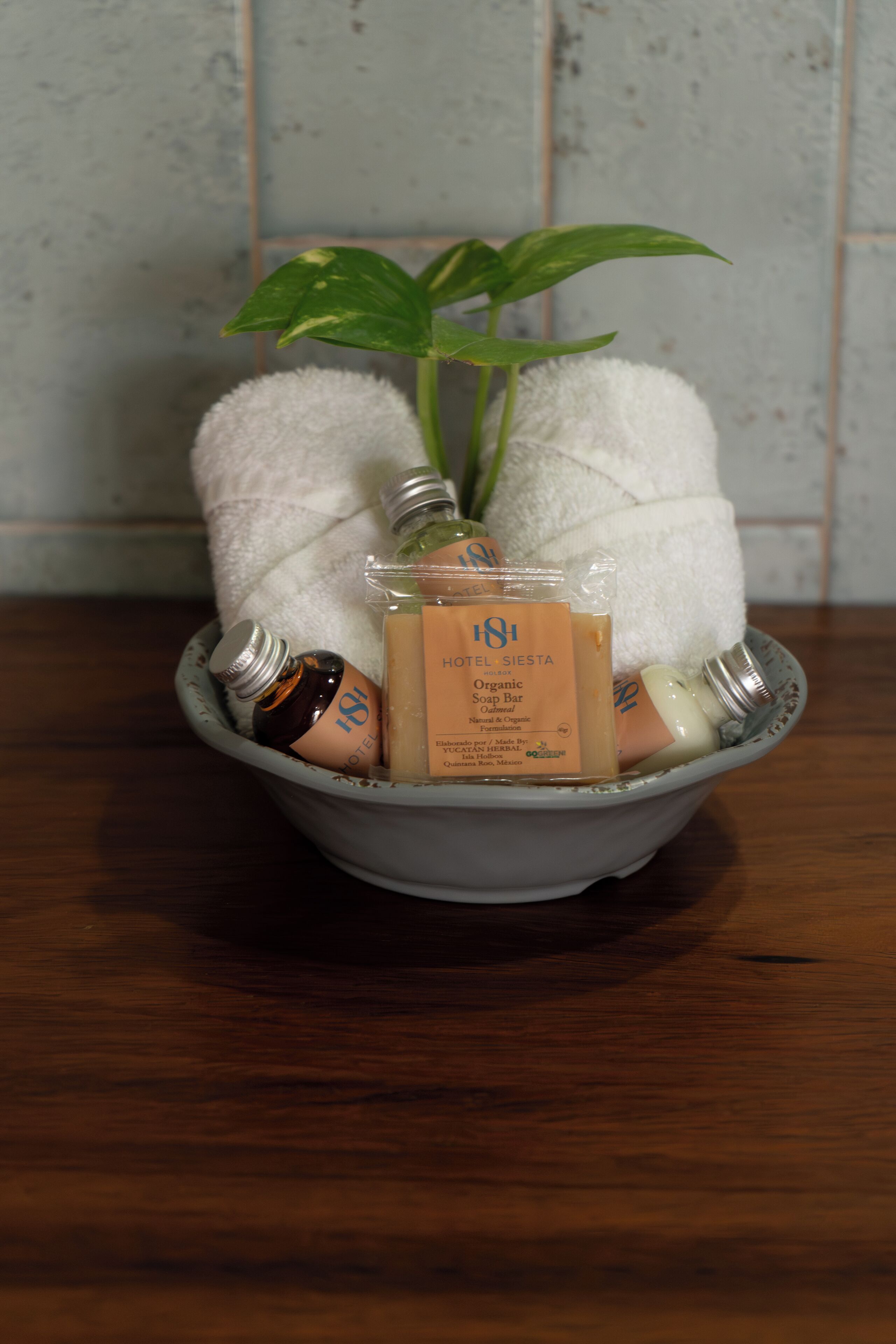 superior room, 1 king bed | bathroom | combined shower/bathtub, rainfall showerhead, free toiletries