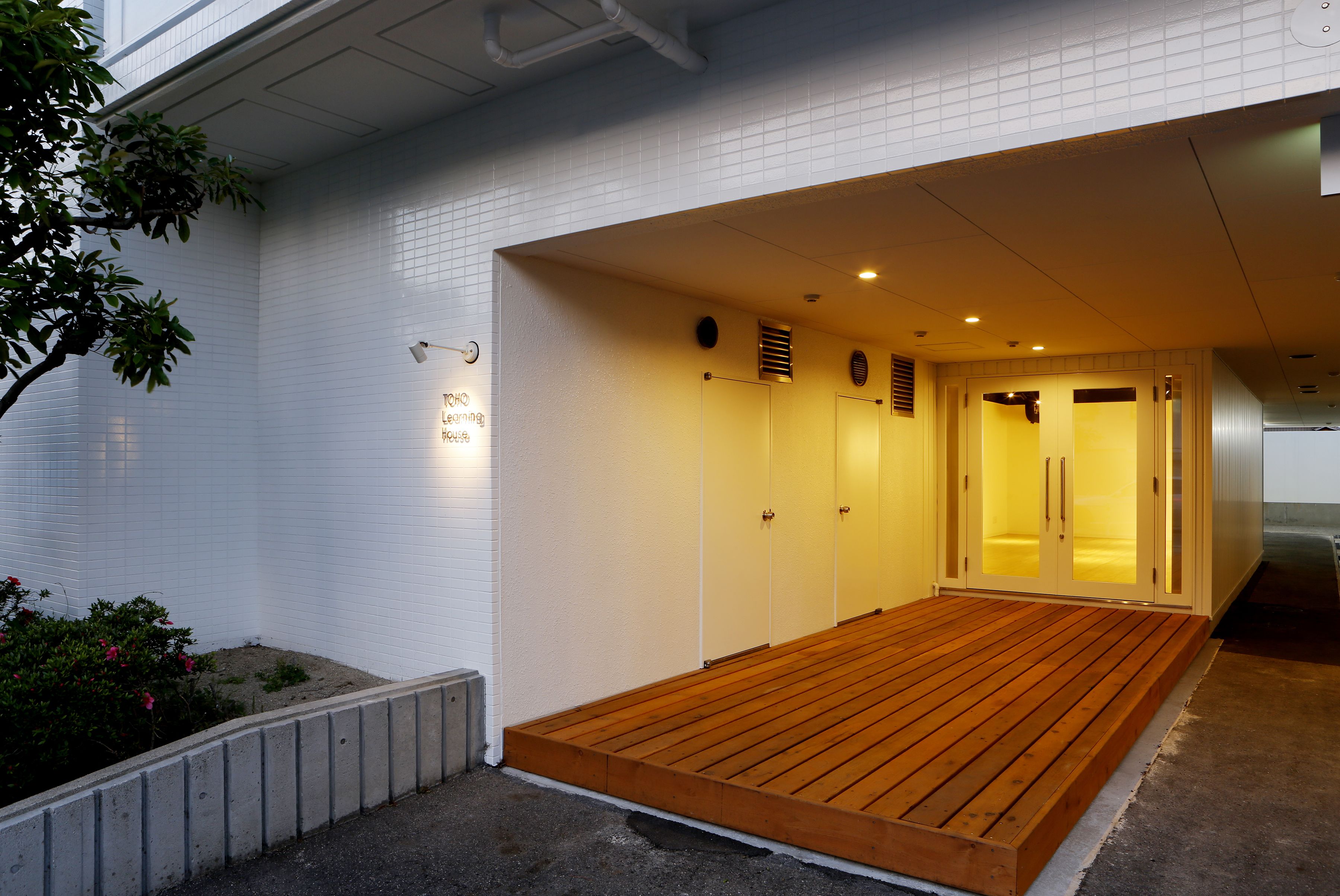 Fachada de la propiedad por la tarde o noche