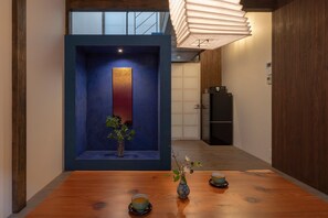 Tradisjonelt hus, 2 soverom, kjøkken, hageutsikt (Private Machiya Townhouse) | Oppholdsrom | Flatskjerm-TV