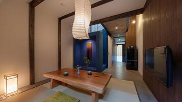 Tavanomainen talo, 2 makuuhuonetta, keittiö, näköala puutarhaan (Private Machiya Townhouse) | Oleskelualue | Taulutelevisio