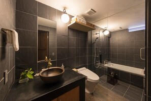Bañera y ducha independientes, bañera profunda