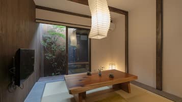 Tavanomainen talo, 2 makuuhuonetta, keittiö, näköala puutarhaan (Private Machiya Townhouse) | Olohuone | Taulutelevisio