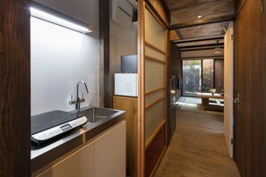 트래디셔널 하우스, 침실 2개, 주방, 정원 전망 (Private Machiya Townhouse) | 전용 주방 | 냉장고, 전자레인지, 쿡탑, 커피/티 메이커