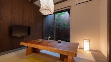 Tavanomainen talo, 2 makuuhuonetta, keittiö, näköala puutarhaan (Private Machiya Townhouse) | Olohuone | Taulutelevisio