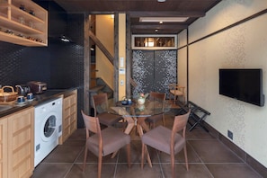 Ferienhaus (Private Machiya Townhouse) | Essbereich im Zimmer