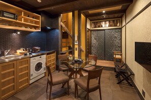 Maison (Private Machiya Townhouse) | Cuisine privée | Réfrigérateur, micro-ondes, plaque de cuisson, cafetière/bouilloire