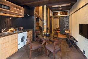 Private Machiya Townhouse (2 Single Beds and 2 Japanse Futon) | In-room dining - Hanakagari (Kyoto)