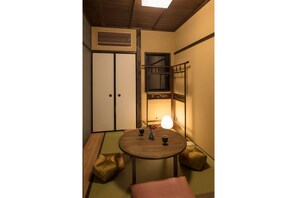 Casa (Private Machiya Townhouse) | Zona de estar | Una televisión de pantalla plana