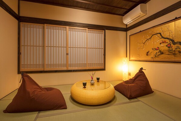 Maison (Private Machiya Townhouse) | 3 chambres, coffres-forts dans les chambres, décoration personnalisée