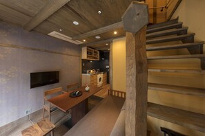 하우스 (Private Machiya Townhouse) | 거실 공간 | 평면 TV