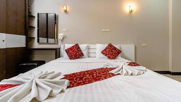 Quarto casal standard | Roupas de cama premium, cofres nos quartos, cortinas blackout
