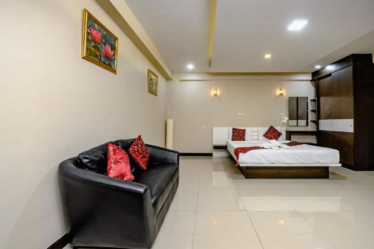 Grand Deluxe Double Room | Ruang tamu | 32 inci televisyen LCD dengan kabel, TV