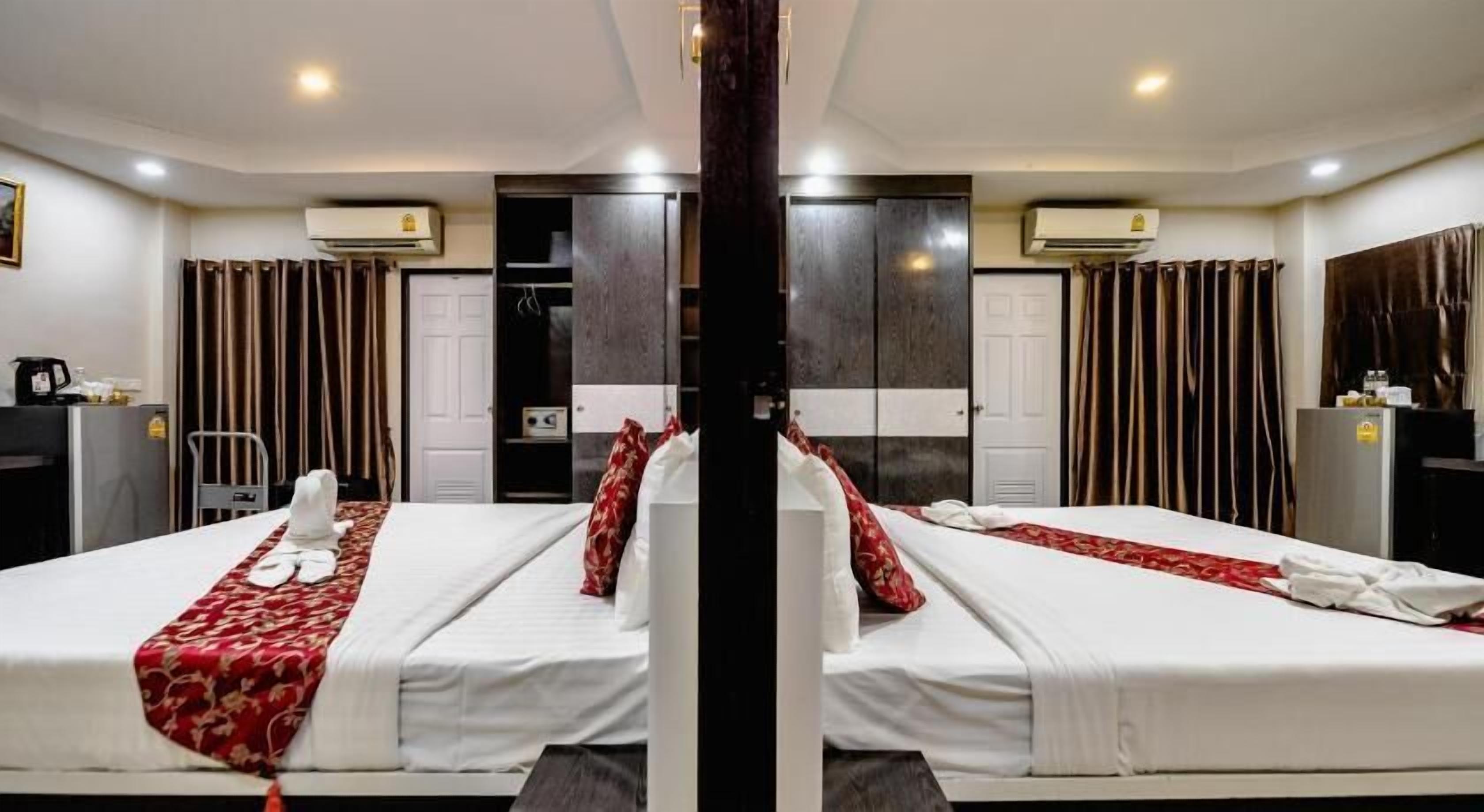 Sengetøy av topp kvalitet, safe på rommet og blendingsgardiner