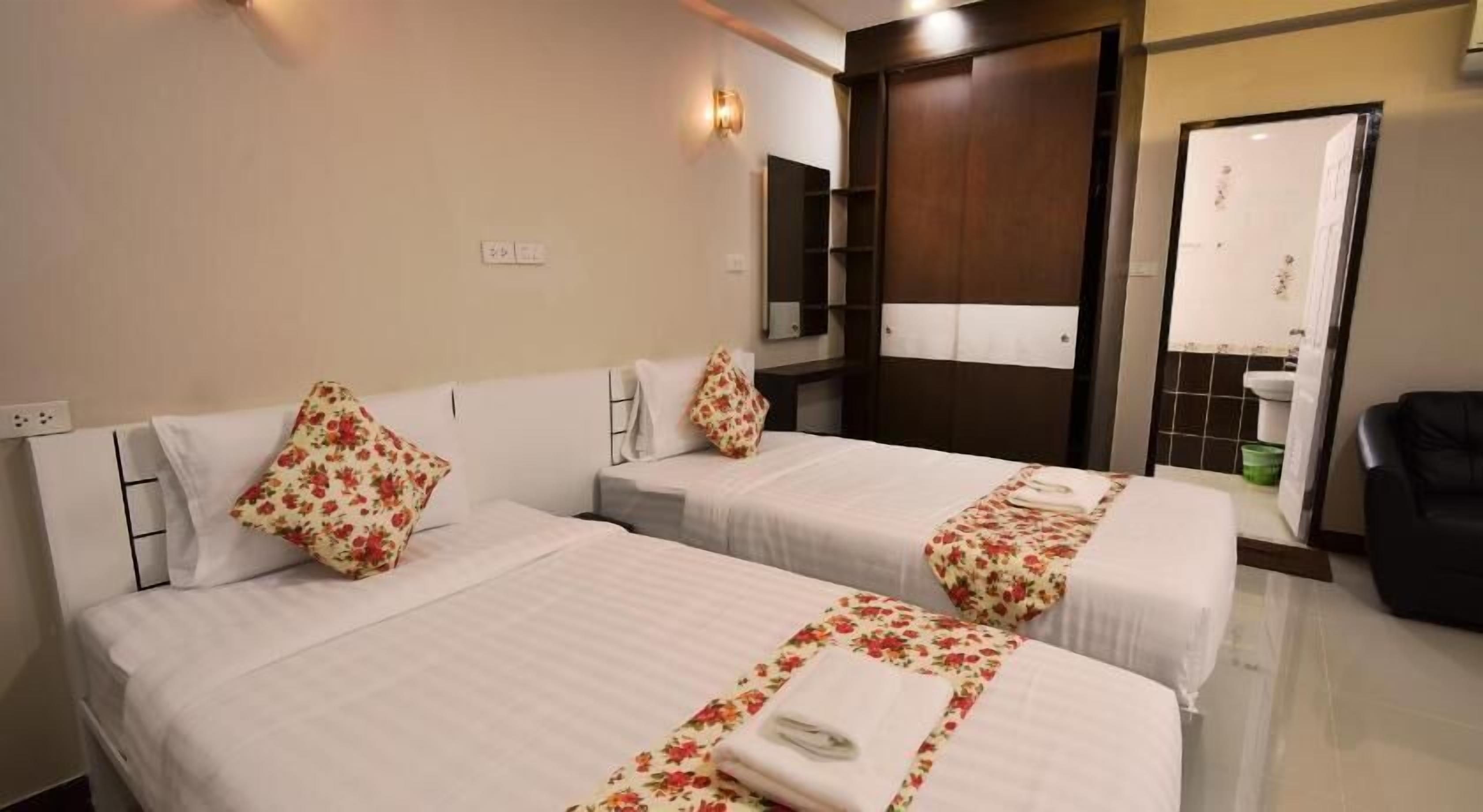 Sengetøy av topp kvalitet, safe på rommet og blendingsgardiner