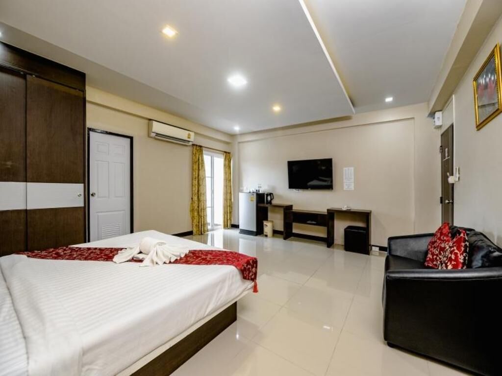 Sengetøy av topp kvalitet, safe på rommet og blendingsgardiner