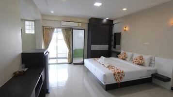 Deluxe-Doppelzimmer, Poolblick | Hochwertige Bettwaren, Zimmersafe, Verdunkelungsvorhänge, Zustellbetten