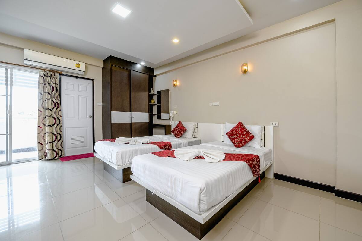 Standard Twin Room | Premium bedding, in-room safe, blackout curtains, rollaway beds