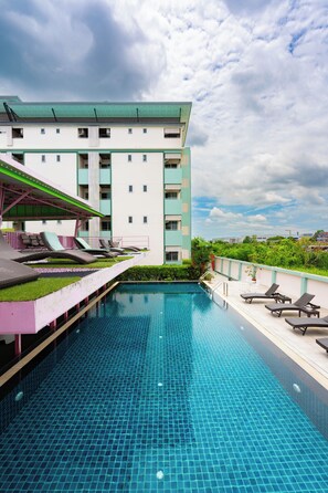 Pool - Gold Airport Suites (Bangkok)