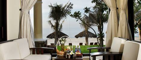 Biệt thự, 3 phòng ngủ, sát bãi biển | Minibar, két bảo mật tại phòng, bàn, màn/rèm cản sáng