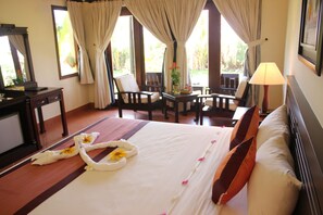 Bungalow, en front de plage | Minibar, coffres-forts dans les chambres, bureau, rideaux occultants