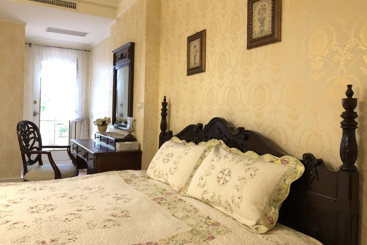 Premium bedding, desk, soundproofing, free WiFi