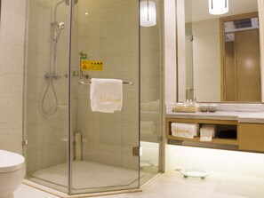 Quarto duplo econômico | Banheiro | Produtos de toalete grátis, secador de cabelo, chinelos 