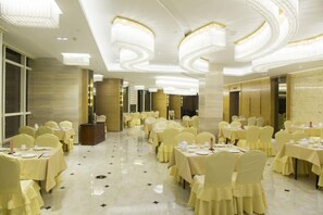 Breakfast, lunch and dinner served - Qingdao Fusheng Hotel Huangdao (Qingdao)