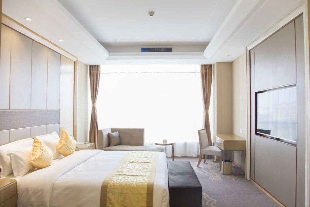 Business King Room   | Desk, blackout curtains, free WiFi