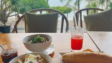 Petit déjeuner complet compris tous les jours