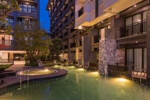 2 albercas al aire libre, sombrillas en la alberca y camastros 