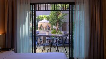 Deluxe Room Pool Access