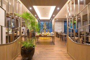 Desayuno buffet (THB 350 por persona) 