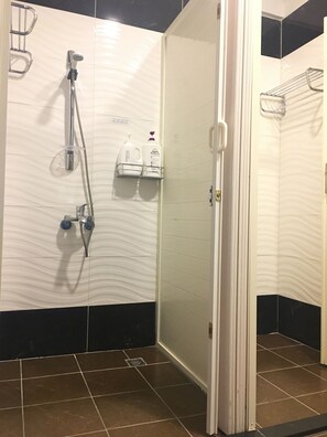 Economy Shared Dormitory, Men only | Bathroom | Shower, free toiletries, hair dryer, slippers - Station Sea b&b - Hostel (Hualien City)
