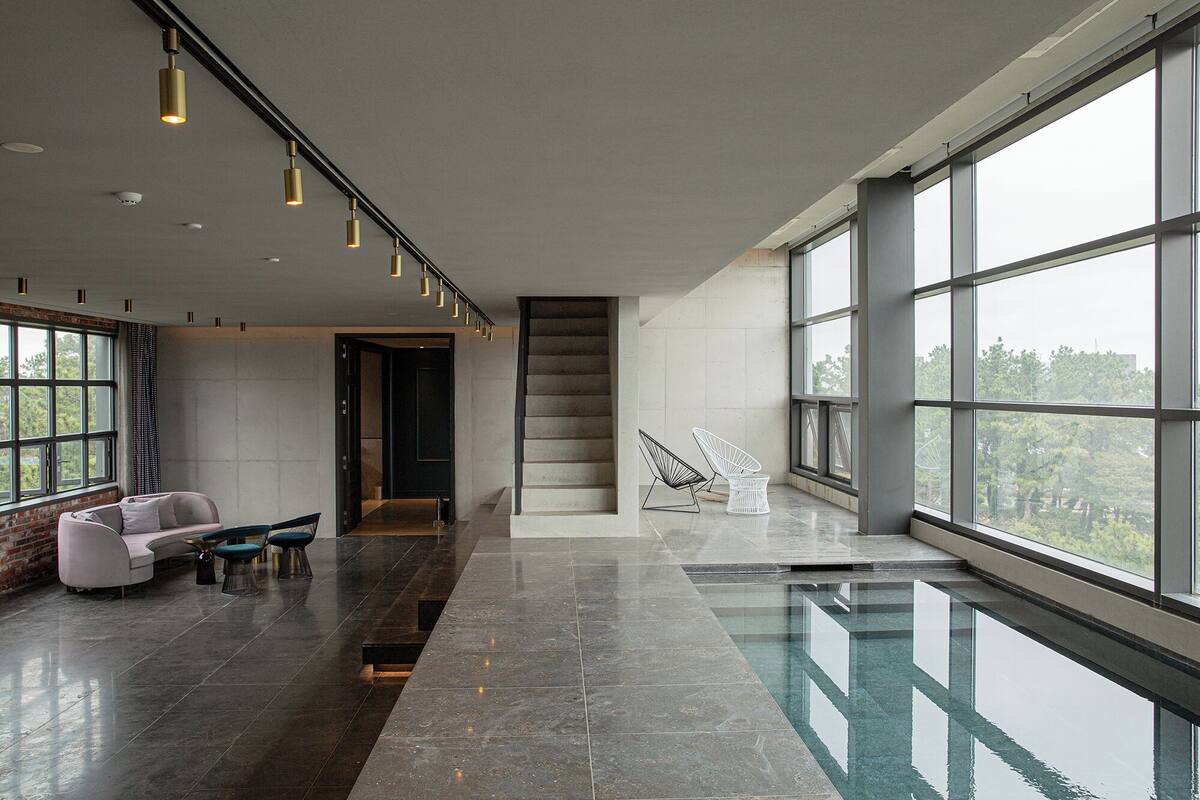 Penthouse | Premium bedding, down comforters, blackout drapes, free WiFi