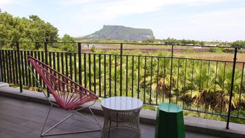 Duplex Plus / Library | Ylelliset vuodevaatteet, untuvapeitot, pimennysverhot, ilmainen Wi-Fi