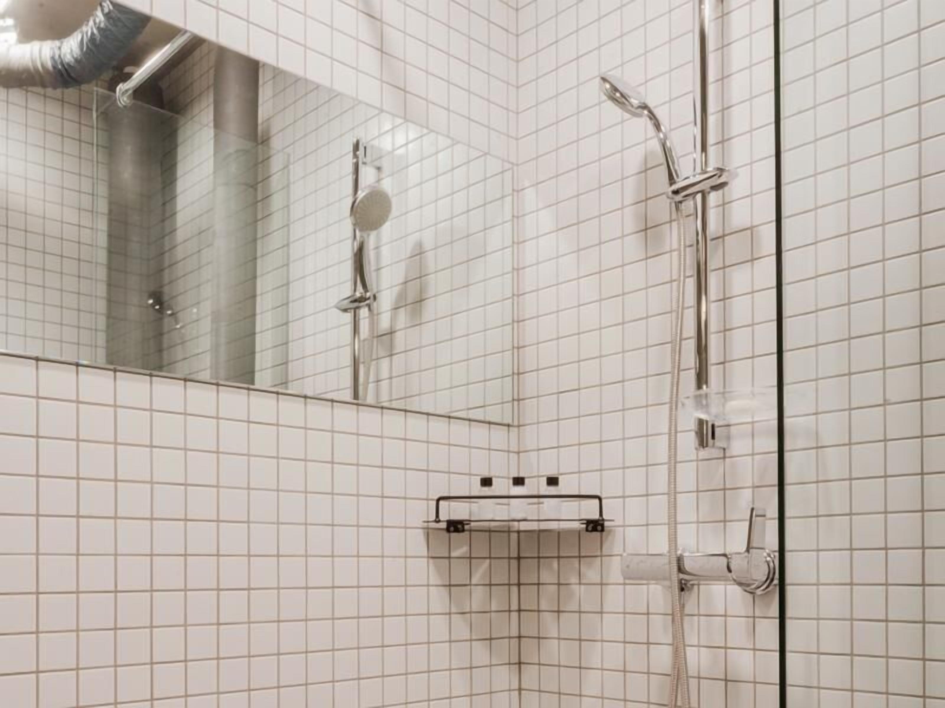 Baño | Secadora de cabello, pantuflas, bidet, shampoo 