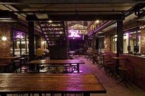 2 bar/lounge, pub
