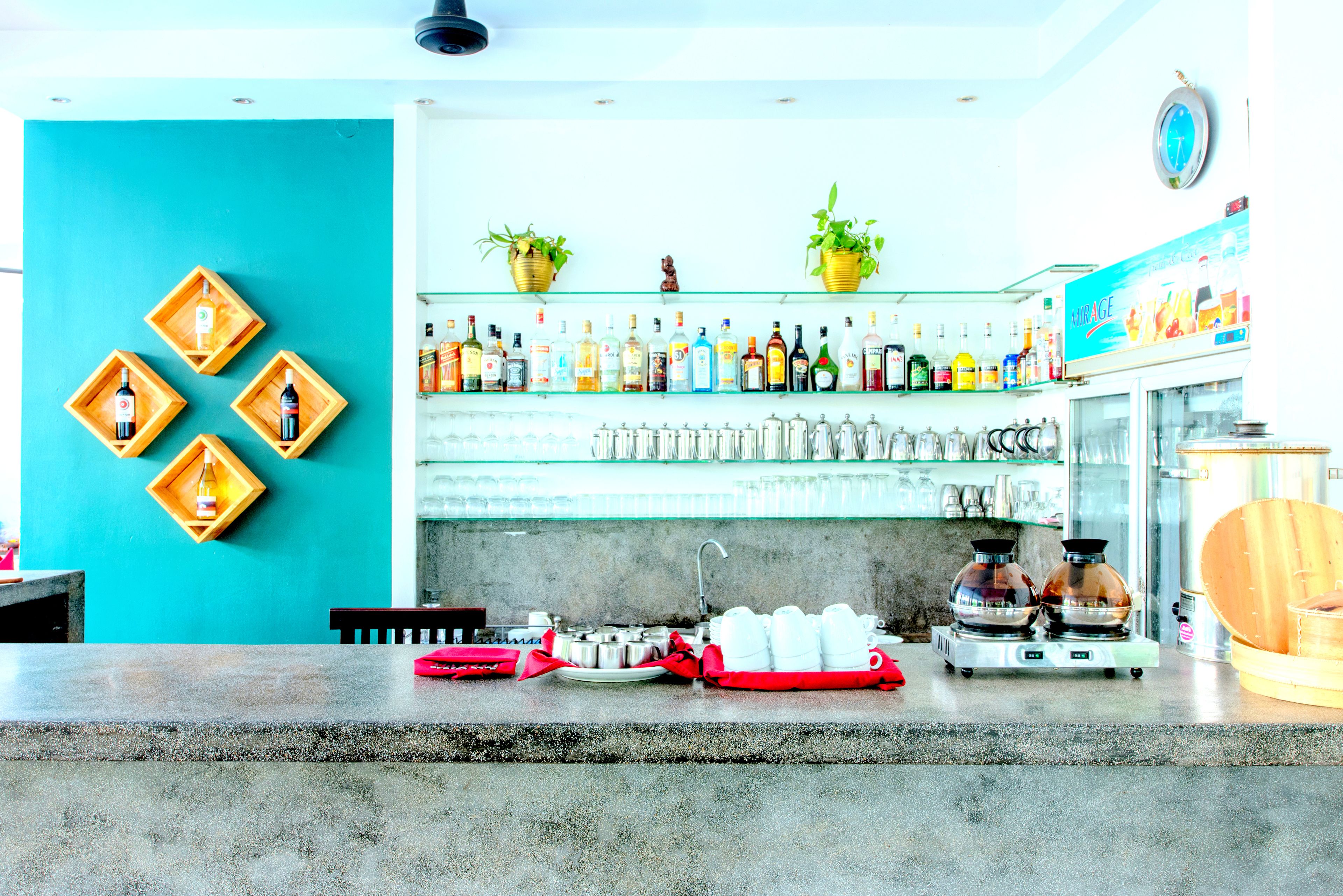 2 bars/lounges, 2 poolside bars