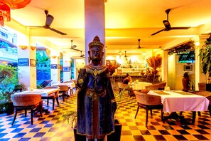 2 restoran, melayani sarapan, makan siang; sajian masakan Kamboja