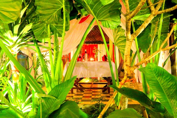 2 restaurants, breakfast, lunch, dinner served; Cambodian cuisine