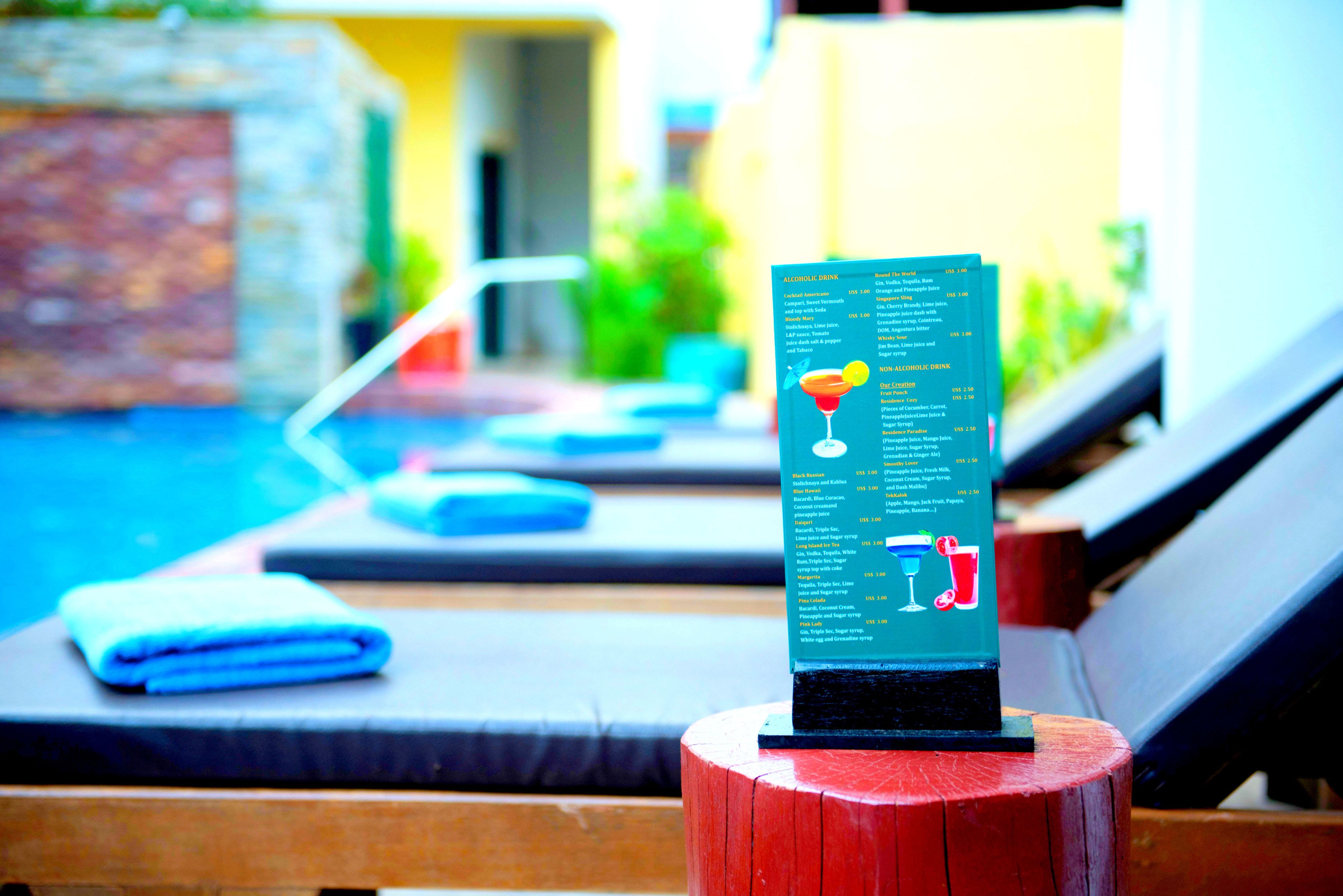 2 hồ bơi ngoài trời, dù/ô trên bãi biển/hồ bơi, ghế dài tắm nắng 