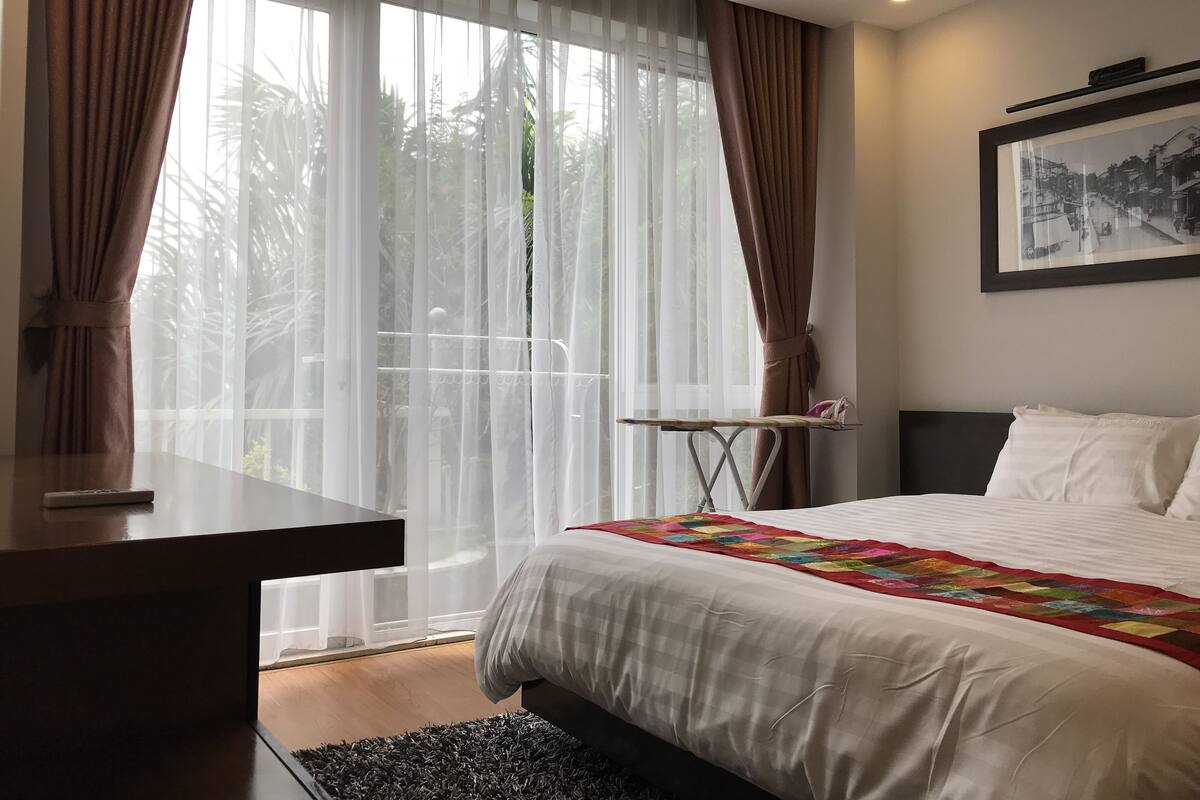 Minibar, desk, blackout drapes, WiFi (free)
