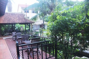 朝食、ランチ、ディナーに営業 (郷土料理と各国料理)