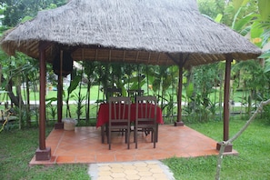 Breakfast, lunch, dinner served; local and international cuisine