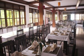 Breakfast, lunch, dinner served; local and international cuisine  - Suryavara Residence Hotel (Siem Reap)