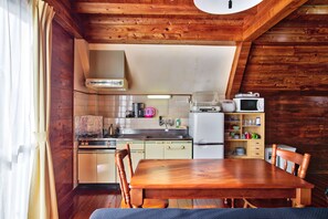 Lägenhet Basic | Eget kök | Kylskåp, mikrovågsugn och grytor/köksredskap