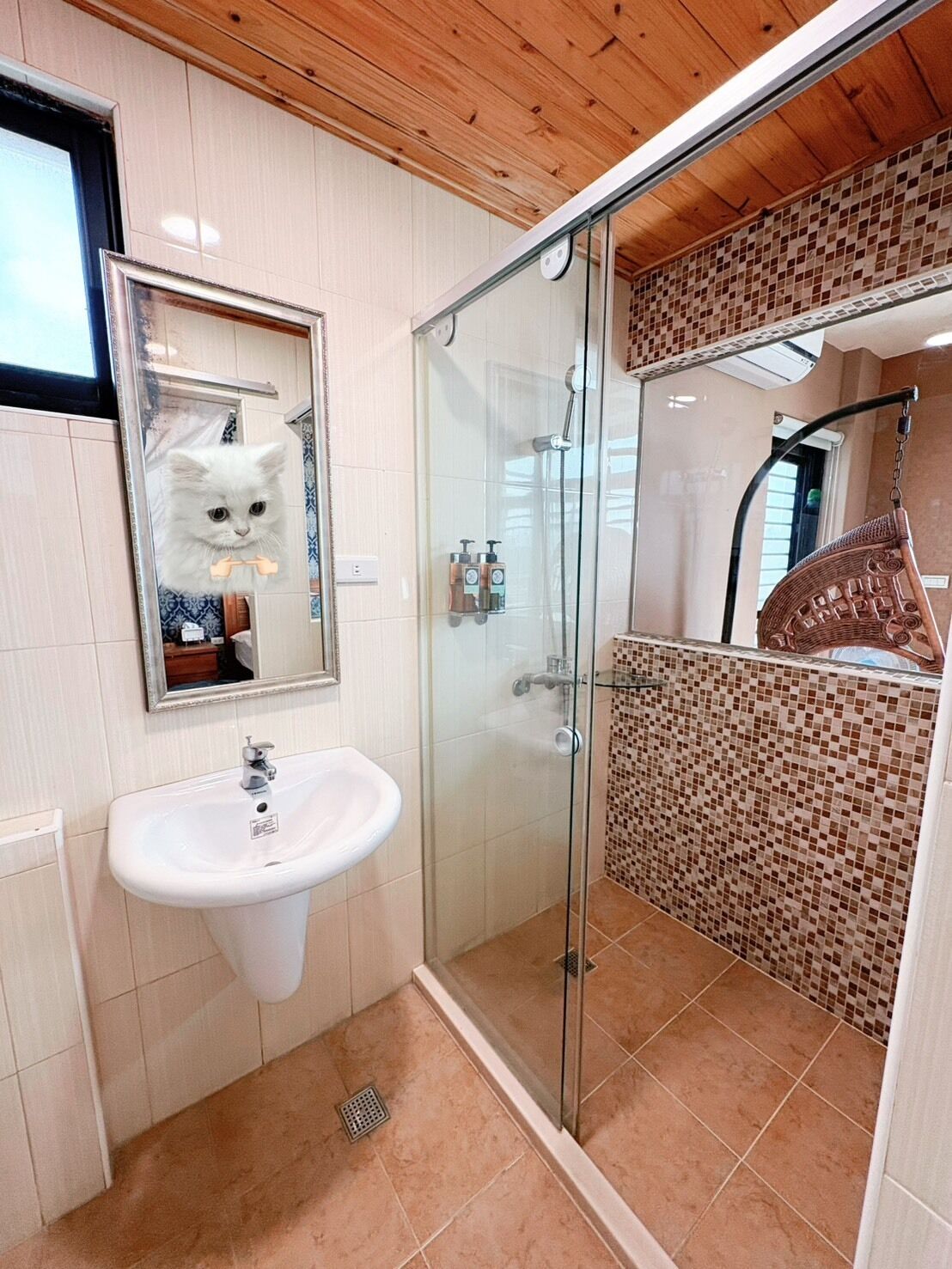 Quarto casal romântico | Banheiro | Chuveiro, produtos de toalete grátis, secador de cabelo, chinelos