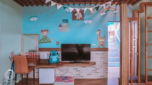 Standard Quadruple Room | Blackout drapes, free WiFi, bed sheets - Big Fish House (Magong)