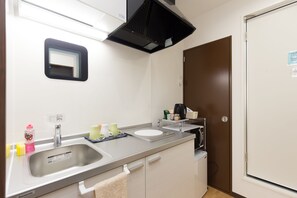 Tomiya 301 | Private kitchenette | Fridge, microwave - TOMIYA (Osaka)
